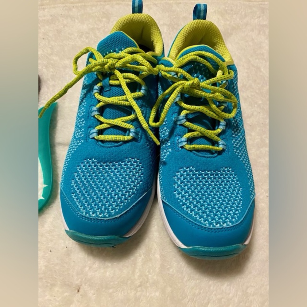 Orthofeet women’s sneakers size US 10 1/2. Includes insoles for comfort fit!